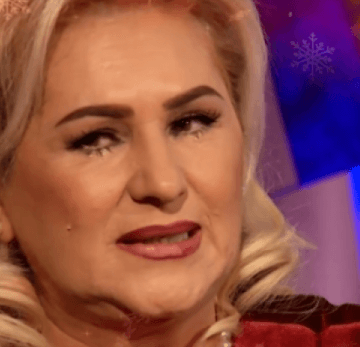 Pas operacionit të Shyhretit, ka festë në familjen e burrit të saj, ajo shihet e shtrirë, e përlotur teksa të tjerët festojnë