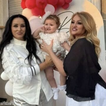 Safetja e Sahidja mbajnë në duar mbesën e saj të vogël, kaq bukur janë veshur motrat në festën e familjes