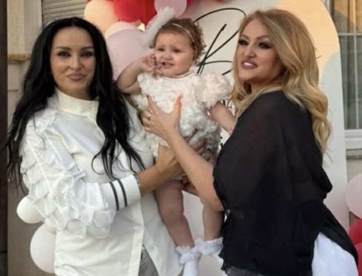 t Safetja e Sahidja mbajnë në duar mbesën e saj të vogël, kaq bukur janë veshur motrat në festën e familjes