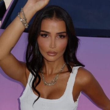 Nuk do ta besoni kush po e shoqëron në Spanjë Xhenetën, ajo merr edhe dhuratë luksoze, një Lamborghini nga i fejuari