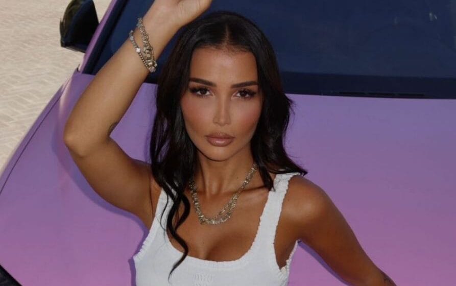 Nuk do ta besoni kush po e shoqëron në Spanjë Xhenetën, ajo merr edhe dhuratë luksoze, një Lamborghini nga i fejuari