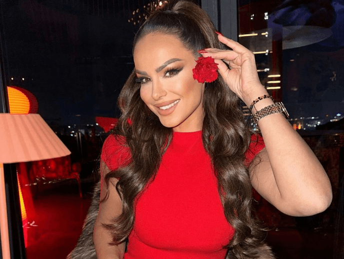 xhuli-juliana Dashurohet Xhuli, ish-banorja e Big Brother befasohet nga i dashuri me një buqetë gjigande trëdafilash