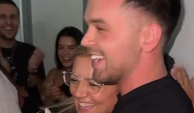 yll-limani Pas koncertit të Yllit në Shkup, nuk do t’i mbani lotët se çfarë surprize i bëri ai nënës