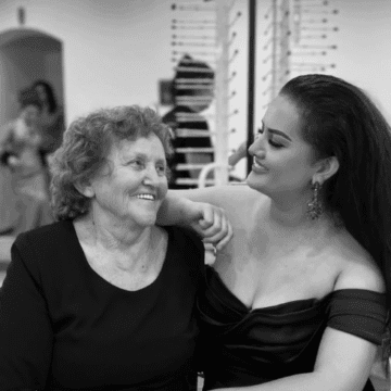 1 Emocione të papëshkrueshme, s’do ta besoni se çfarë ka ndodhur sonte me nënën e Motrave Mustafa