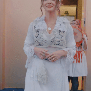 Vajza e Fatmir Limajt është martuar midis katundi, ja sa bukur po i shërben kafe familjes së burrit me dimijë e jelek