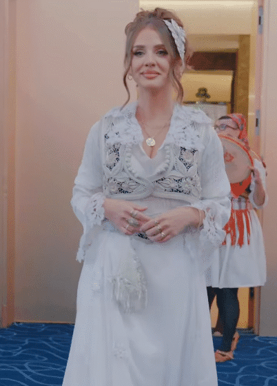 Vajza e Fatmir Limajt është martuar midis katundi, ja sa bukur po i shërben kafe familjes së burrit me dimijë e jelek