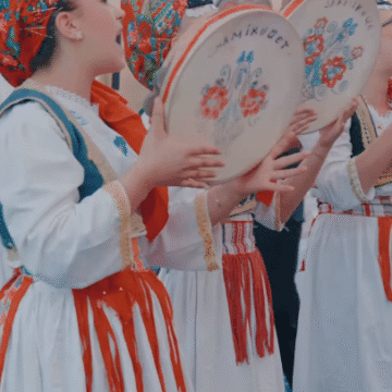 Çika e Fatmir Limajt paska mbajtur edhe ditën e grave, vjehrra ia ka thirrur defatoret, ajo ia qiti edhe lirën nusës së djalit (PAMJE)