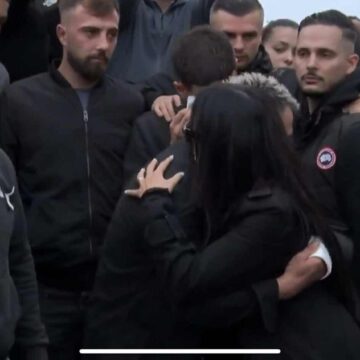 552926399_2316741058743141_4626204255574153035_n Pas shkoj Egli, erdhi Xheneta në varrimin e vëllaut të Gjestit, jep përqafime atij dhe ish-vjehrrit të saj