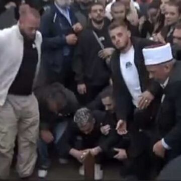 93ae7039-b49c-4545-ad75-85d95ac1d5c5 Eldionit të vogël iu dha lamtumira e fundit, familja Kelmendi vendos që s’do të ketë të pame