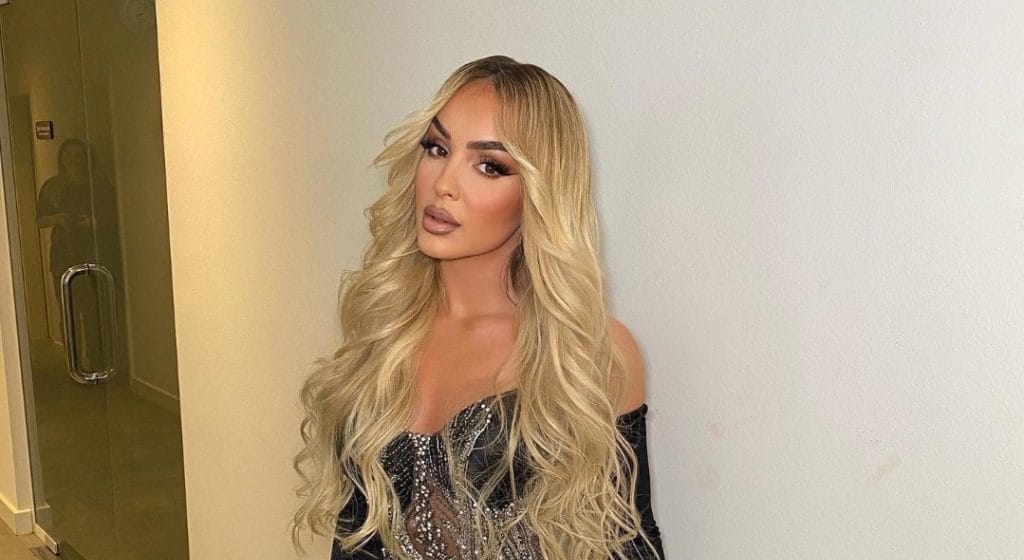 Adelina Berisha lajmërohet nga Dhërmiu, ‘ndez’ rrjetin me paraqitjen e saj në bikini