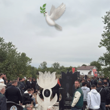 Capture Pamjet nga varrimi vëllau i Gjestit, edhe Edi i Big Brother shkon në Pavlan për t’i jep lamtumirën e fundit