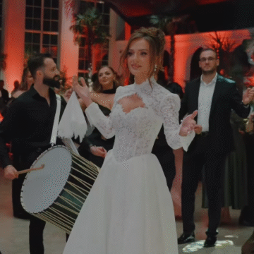 Çika e Fatmir Limajt del para dasmorëve me vellon e parë, krejt gojëhapur nga bukuria e saj përrallore