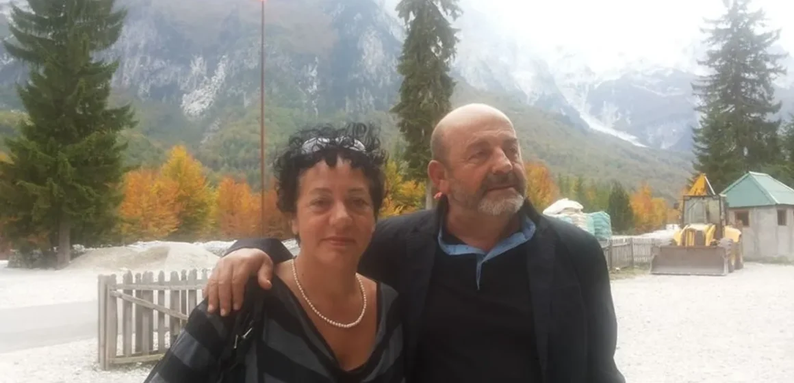 Gruaja e Enver Petrovcit s’mund t’i ndalë lotët në varrimin e burrit të saj – dhimbjen e ka të madhe