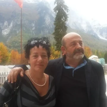 Gruaja e Enver Petrovcit s’mund t’i ndalë lotët në varrimin e burrit të saj – dhimbjen e ka të madhe