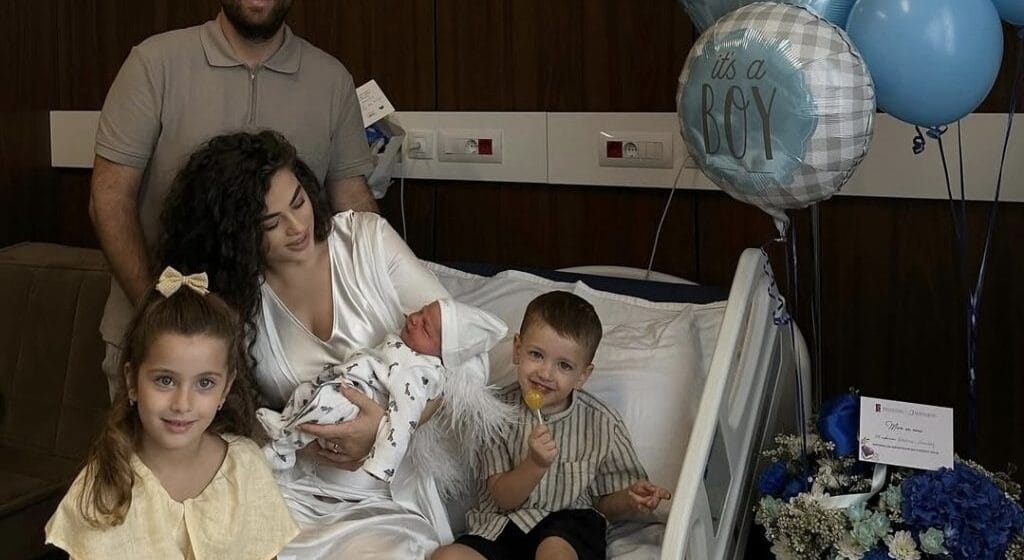 Reja e Remzie Osmanit bëhet nënë për herë të tretë – familjes i shtohet një djalë