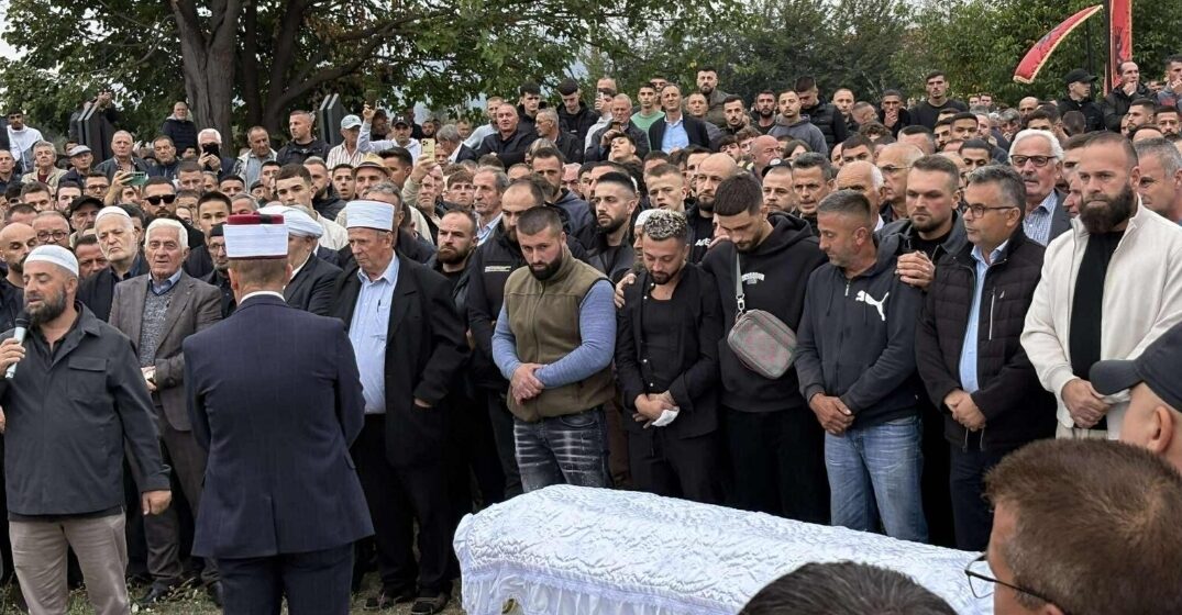 Fotografia nga varrimi i vëllait të Gjestit që nuk u pa më herët, të gjithë sytë i kanë tek ajo që s’duhet