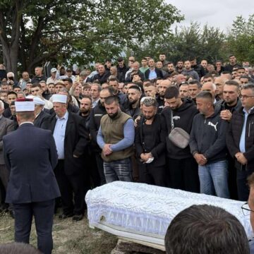 Fotografia nga varrimi i vëllait të Gjestit që nuk u pa më herët, të gjithë sytë i kanë tek ajo që s’duhet