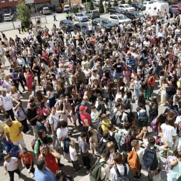 ILIRRRRI222 Fillimi i vitit shkollor në Istog nën hijen e diellit dhe të fushatës elektorale?