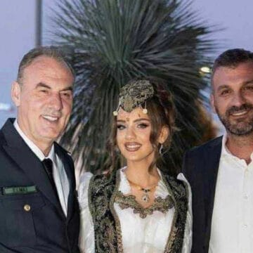 Fatmir Limaj pozon me të bijën nuse dhe me djalin që po i qëndron motrën afër në ditën e saj më të bukur