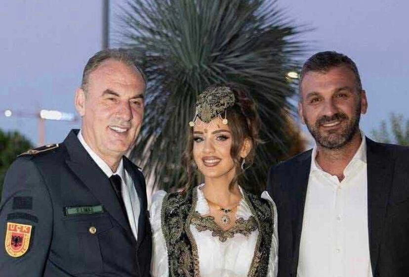 Fatmir Limaj pozon me të bijën nuse dhe me djalin që po i qëndron motrën afër në ditën e saj më të bukur