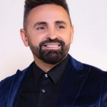 xr:d:DAFZnXmZUSY:3,j:3118018777,t:23020415 A e mbani mend Mentor Kurtishin, ai paska ndryshuar stilin komplet po duket si ‘kuller’, nuk do ta besoni sa qenka rinuar