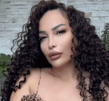 Befason Rovena Stefa, del për kafe me një pamje që askush nuk do e priste nga ajo, bëhet hor midis qytetit