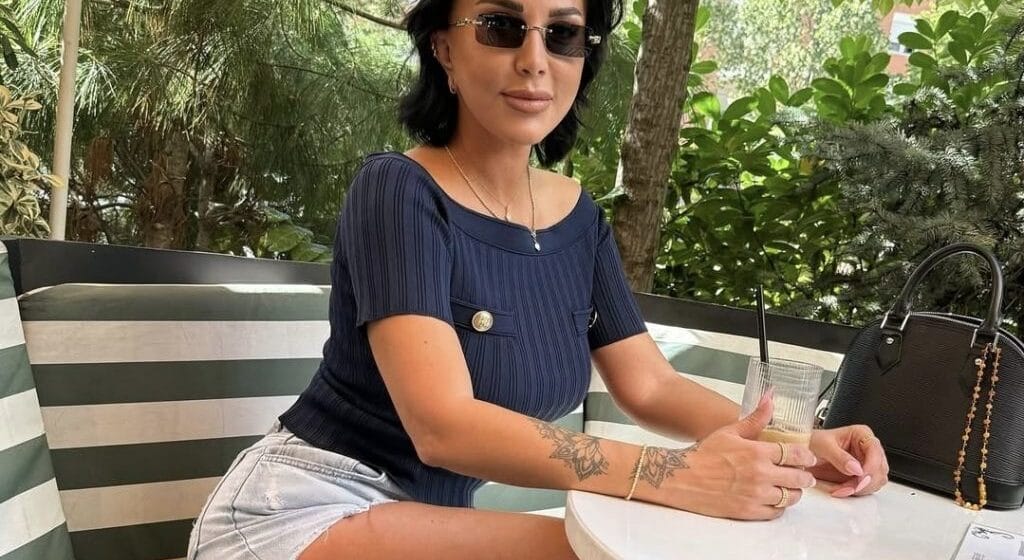 Teuta Selimi “pushton” kabinën e avionit – mes dy pilotëve shfaqet më joshëse se kurrë