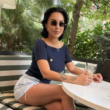 Teuta Selimi “pushton” kabinën e avionit – mes dy pilotëve shfaqet më joshëse se kurrë