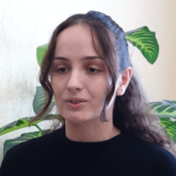 Vajza-e-Afrim-Bunjakut Çika e Afrim Bunjakut ua shpon zemrat me dhimbjen për babin, thotë se e ka marrë malli me përqafu