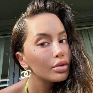 Dafina Zeqiri nuk po ia del të jetë edhe nënë edhe të jetë në shefe, ajo shfaqet me lot, as burri nuk po i rri afër