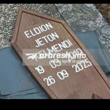 download (1) E dhimbshme: Dalin pamjet nga varrimi i vëllaut 15 vjeqar të Gjestit