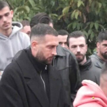 download (5) I veshur në të zeza, Dini nga Big Brother shkoj në varrim te Gjesti, nuk mund t’i mbante lotët