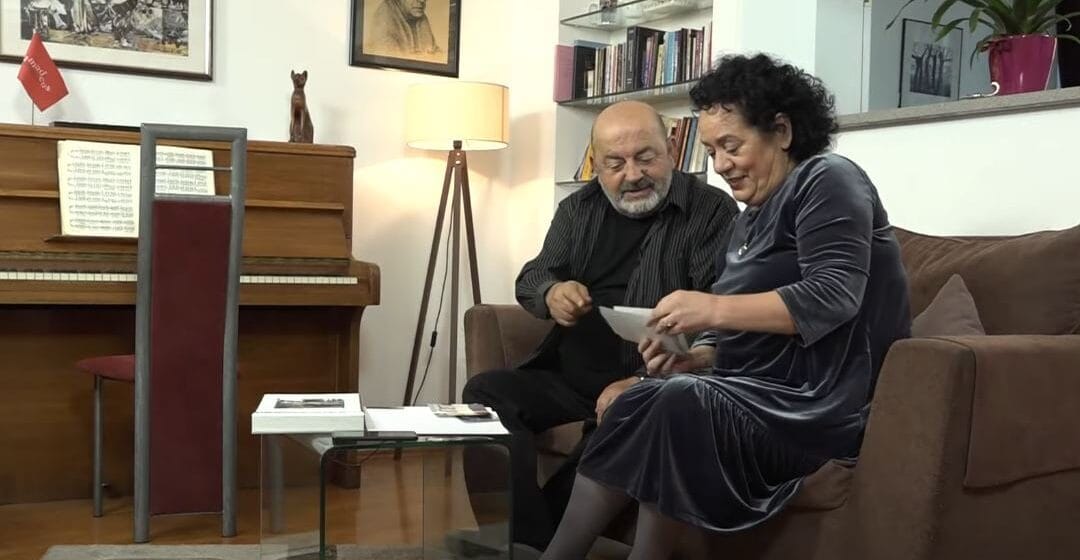 Gruaja e Enverit e thyer nga vdekja e burrit, lotët e saj po shponin tokën gjatë varrimit