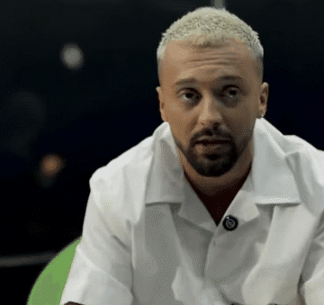 gjestiii Gjesti nuk po mundet të qes fjalë nga goja, ekipi i tij po i qëndron afër në këto kohë të vështira