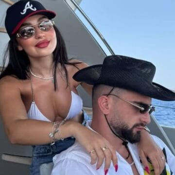 kidaaa Kida ka harruar se tani është çikë e fejuar me unazë në gisht, shfaqet në një mënyrë që burrit të saj s’do t’i pëlqejë fare