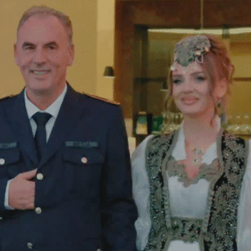 Martohet çika bukuroshe e Fatmir Limajt, ai e përcjell të bijën për tek burri, me uniform ushtarake – pamjet emocionuese