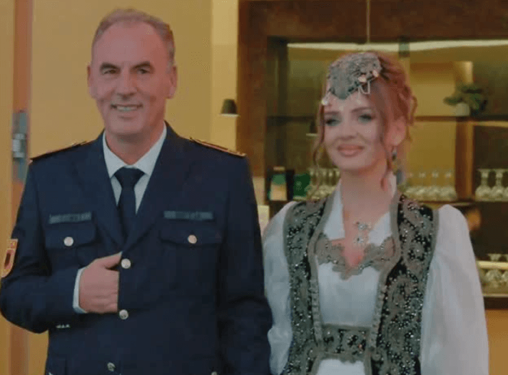 limaj Martohet çika bukuroshe e Fatmir Limajt, ai e përcjell të bijën për tek burri, me uniform ushtarake – pamjet emocionuese