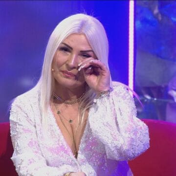 Mihrije Braha ende po mban zi për nënën që i vdiq, ajo na rrënqethi me fjalët që po ia dedikon