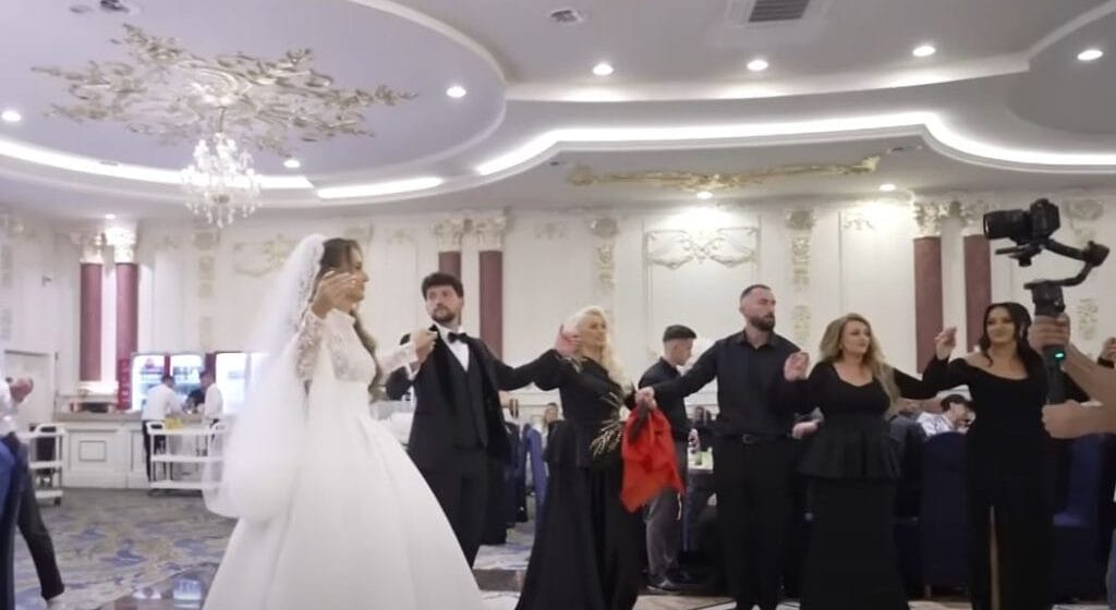 Nipi i Motrave Mustafa me nusen hyri në sallë me surle dhe tupana, tezet iu mblodhën përreth duke e kënduar, ia kallën dasmën