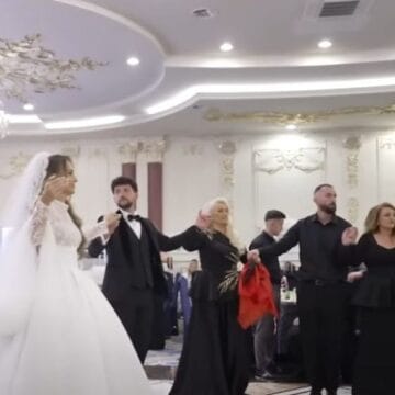 motrat-mustafa-1-1024x569 Nipi i Motrave Mustafa me nusen hyri në sallë me surle dhe tupana, tezet iu mblodhën përreth duke e kënduar, ia kallën dasmën