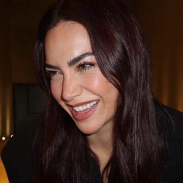 Sara Hoxha qenka fejuar, ajo e paska veshur edhe vajzën si një nuse të vogël, unaza e Sarës do iu lë pa mend