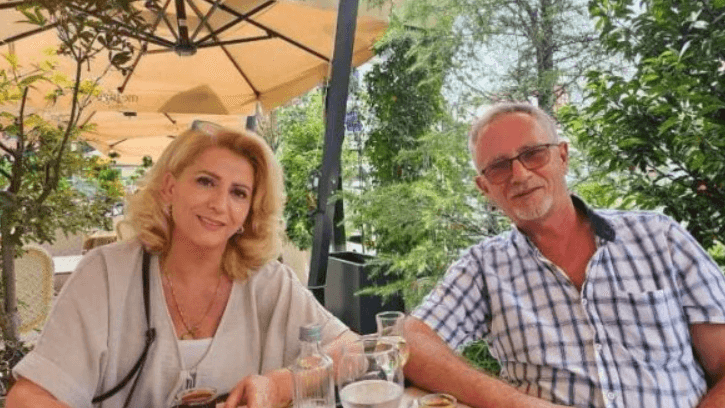 shkurte Shkurte Fejza dhe burri i saj dalin për kafe vetëm ata të dy, asnjëri nga fëmijët nuk po iu shkon pas