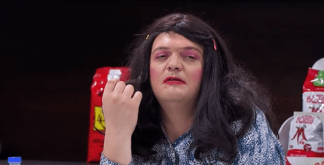 Festë në shtëpinë e “Tevides”, aktori poston foton e veçantë me familje, shikoni se sa të re e paska nënën dhe nusen e tij