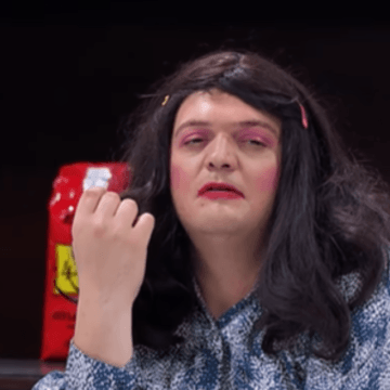 Festë në shtëpinë e “Tevides”, aktori poston foton e veçantë me familje, shikoni se sa të re e paska nënën dhe nusen e tij