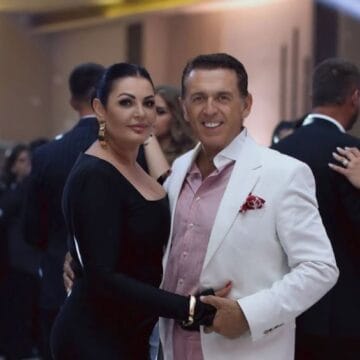 Bashkëshortja e Xenit ia la të gjithë dasmorët pa fjalë, harron që është gjyshe, po duket si 20-vjeçare me fustan për trupi