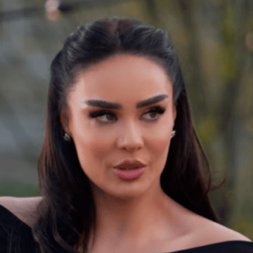 Në këtë fustan Xhensila ekspozon kaq shumë gjoksin, do ta ‘shatrisë’ Ledrin