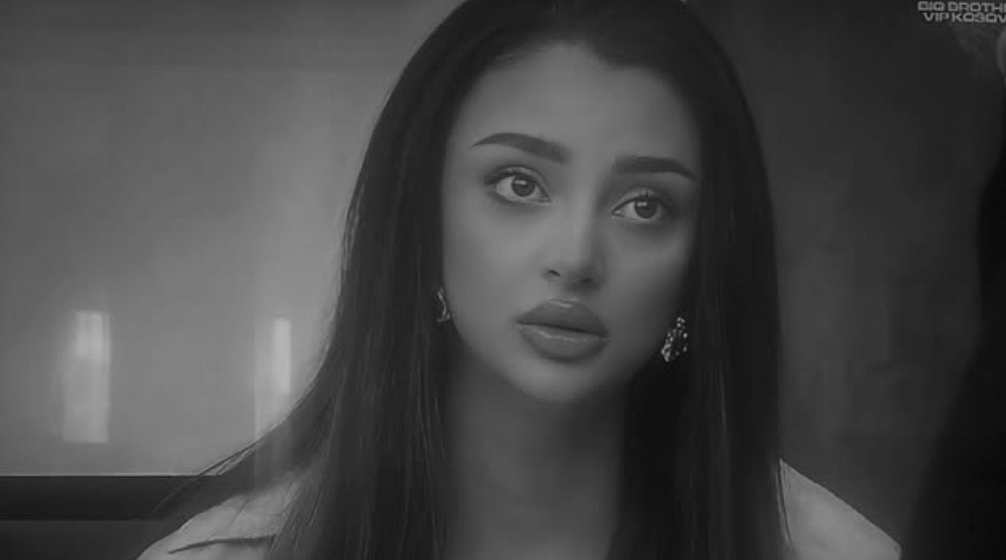 Ana shfaqet pa grim, kjo është gjendja e saj pasi Kevinin e paska bërë të qajë me lot atë