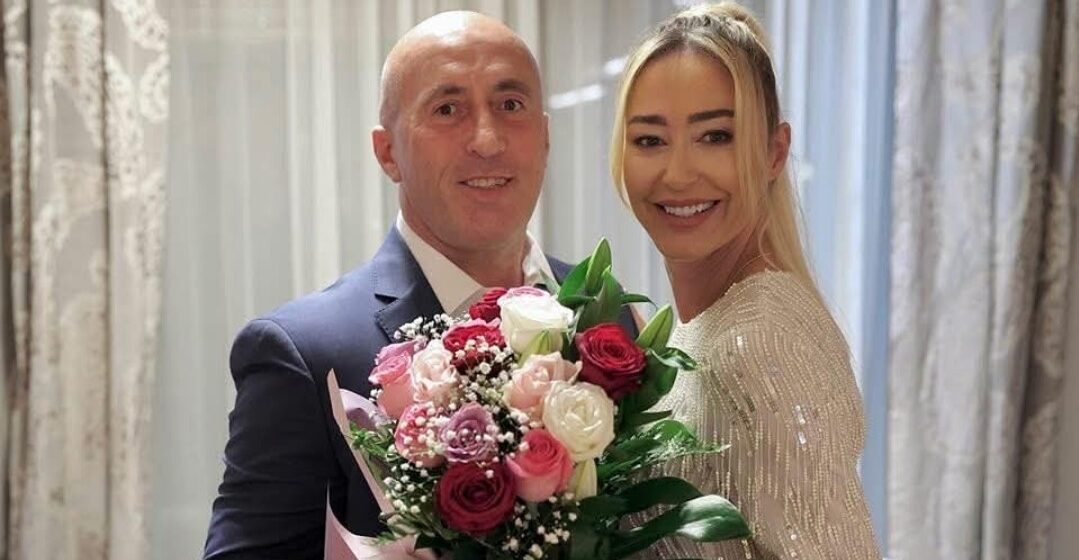 Anita Në ditën e zgjedhjeve Anita feston ditëlindjen, ky është urimi romantik që Ramushi i bëri