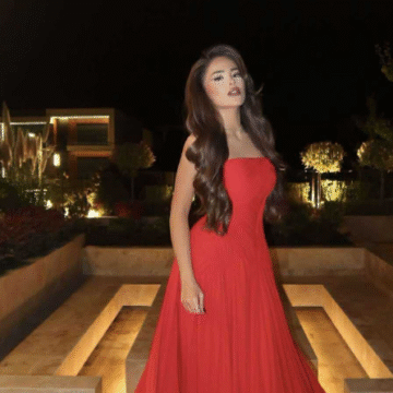 EM-1 Fejesa i ka bë hajër, mbesa e Shyhrete Behlulit ia bën qefin vjehrrës, veshë fustan të kuq me tabak në dorë