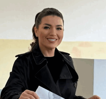 Edona-Llalloshi-voton-585x335 Edona Llalloshi del për votime, ajo qenka bërë si nuse, është rregulluar te frizerka e pastaj u nis për të jep votën